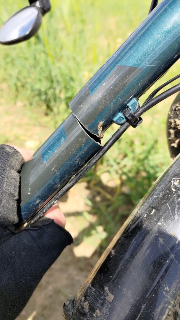 Gros plan sur un cadre de vélo cassé en deux au niveau di tube diagonal