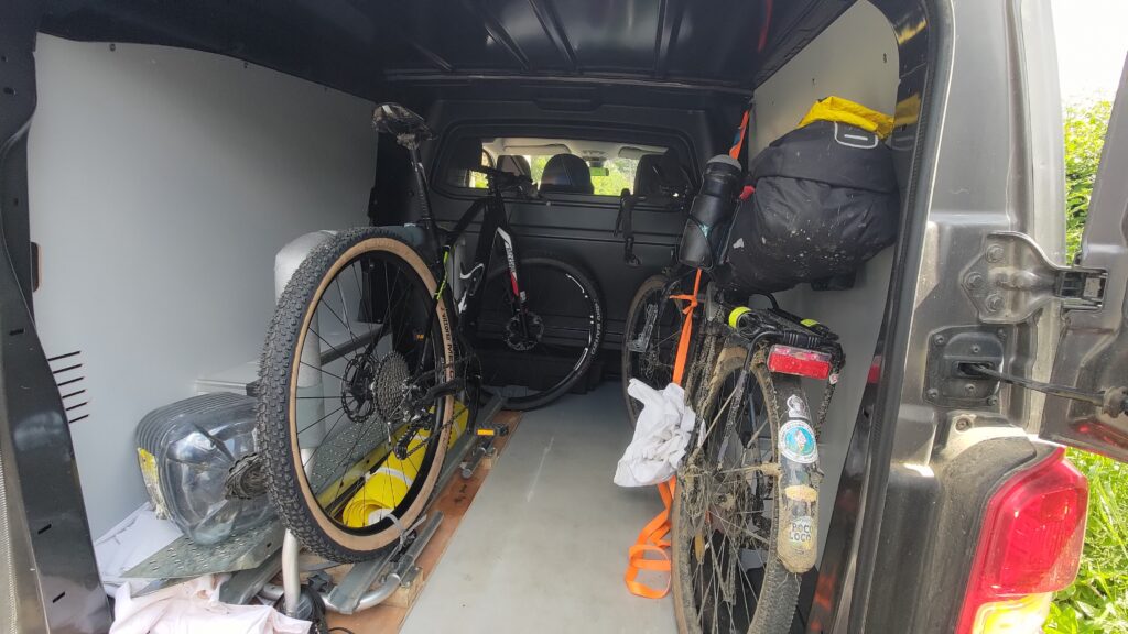 À l'arrière d'un petit camion deux vélos sanglés