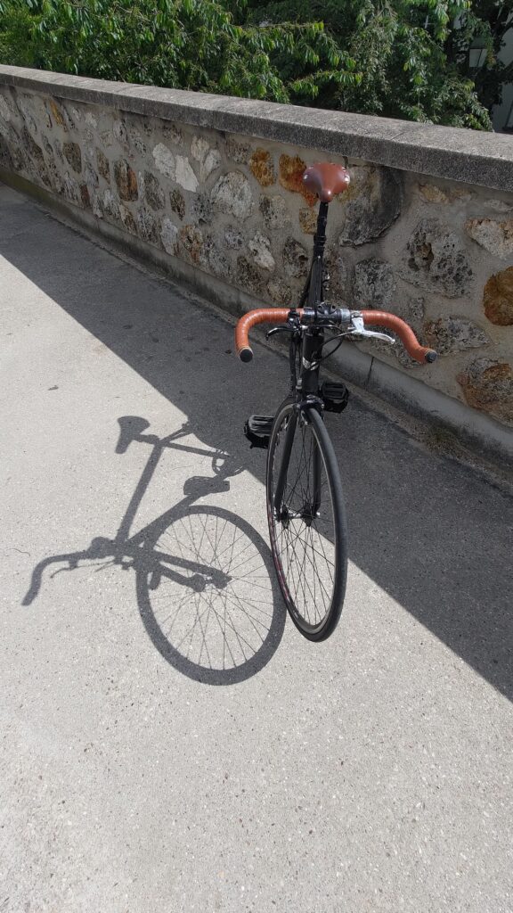 Vélo et son ombre projetée au sol
