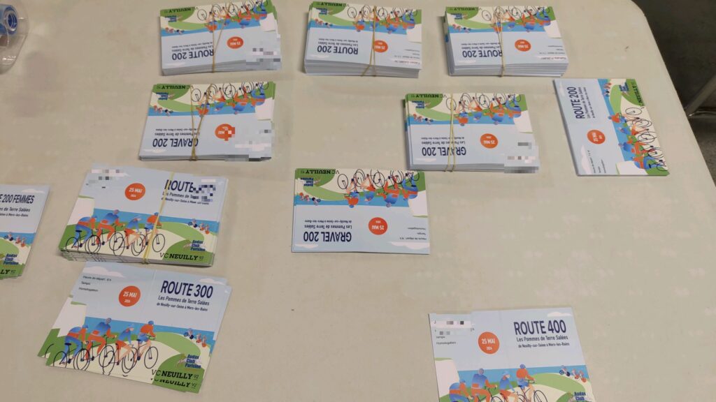 Posés sur une table, plein de livret pour toutes les personnes faisant les BRM sur plusieurs distances