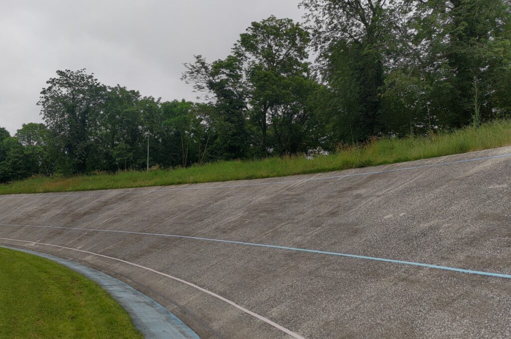 Virage d'un vélodrome extérieur avec piste en béton