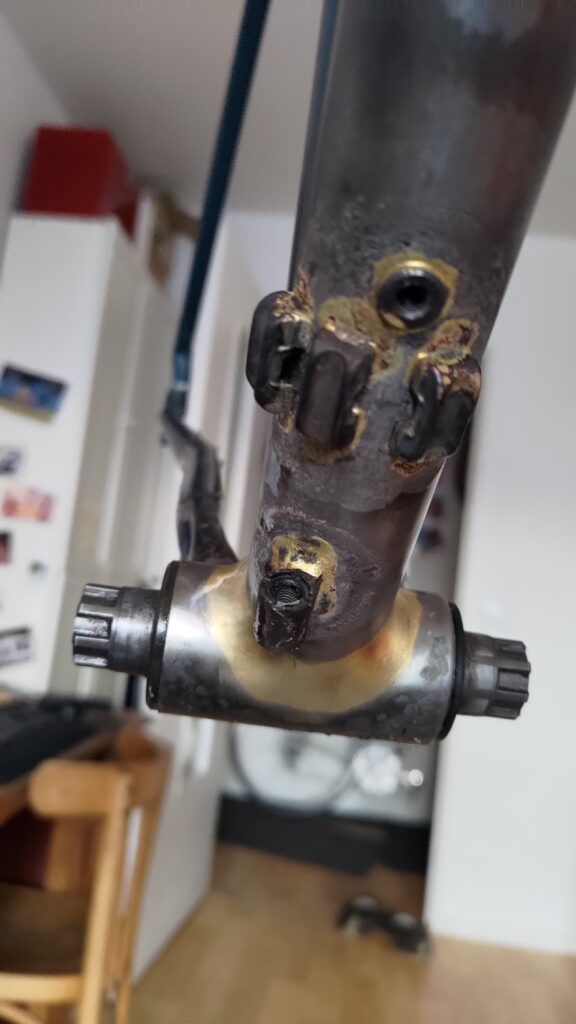 Gros plan sur le boitier de pédalier d'un vélo fraichement ressoudé