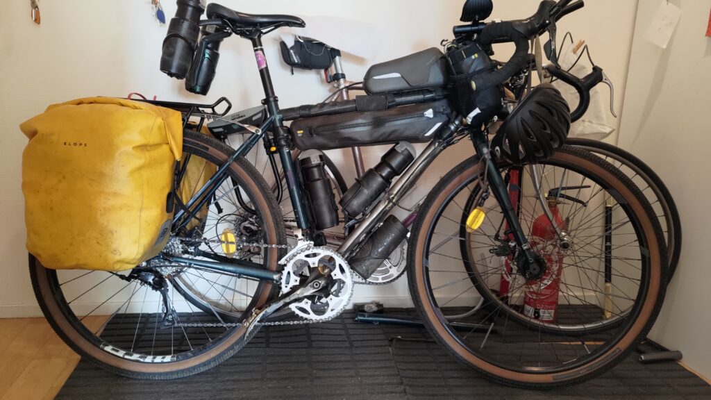 Un vélo équipé pour le voyage
