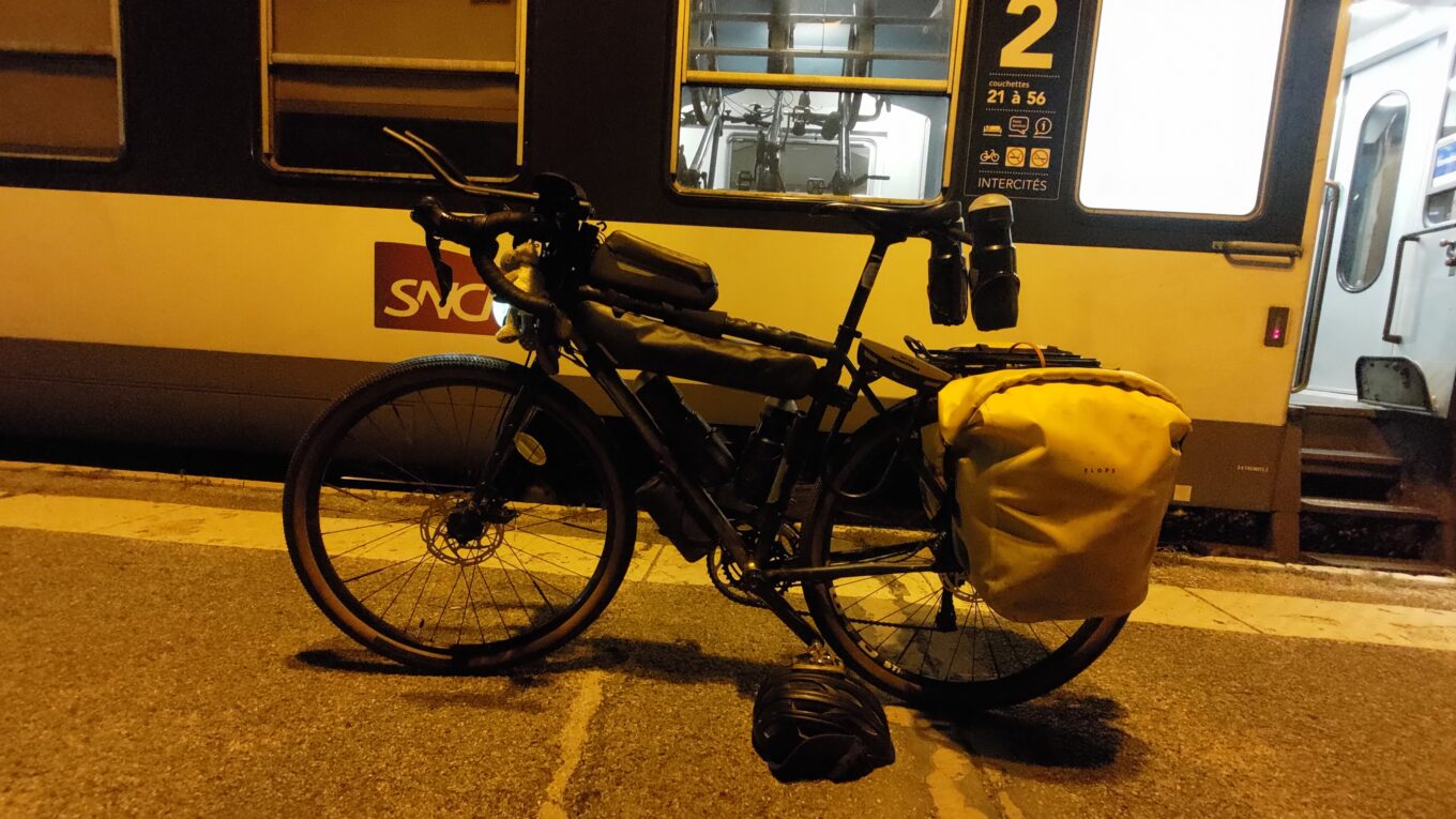 Un vélo sur un quai de nuit devant un train