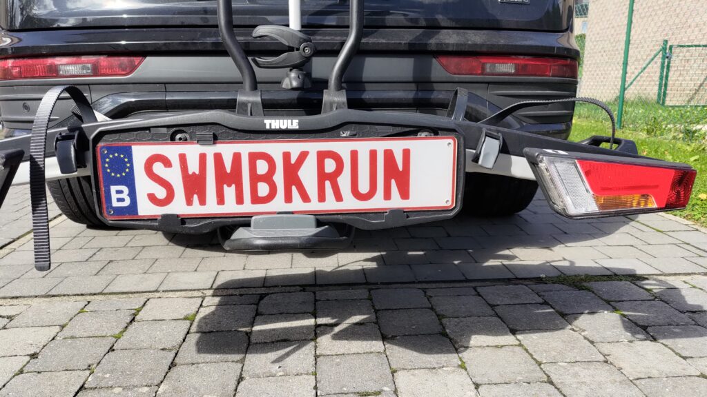 Plaque d'immatriculation sur un véhicule belge qui indique SWBKRUN