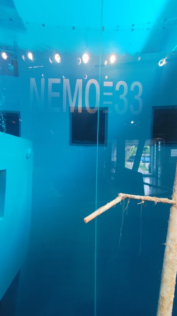 Vue de la fosse de plongée Nemo 33 vue depuis l'intérieur. On est environ 5 mètres sous l'eau