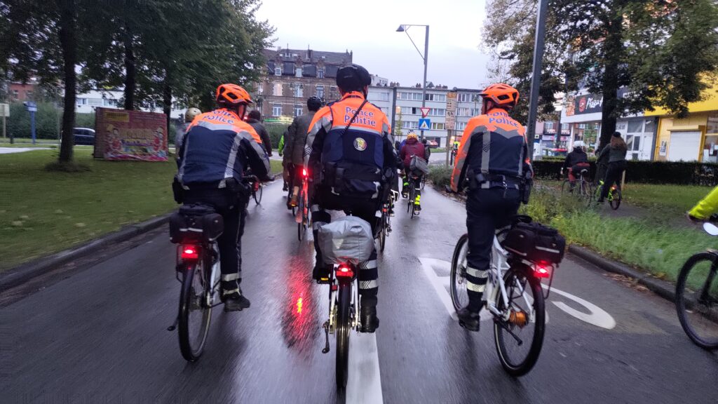 De dos, trois cyclistes de la police de Bruxelles dans une rue