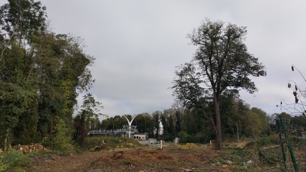 Vue sur une gare en chantier du futur Cable 1