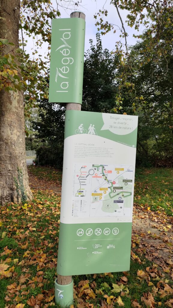 Panneau de la voie verte la Tegeval avec un plan du chemin