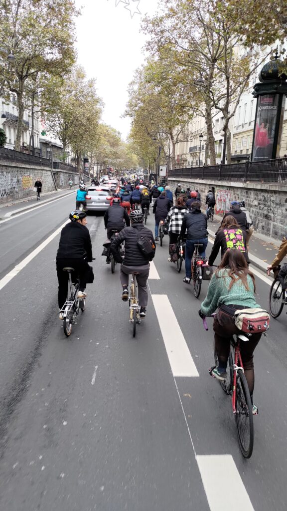 Une foule à vélo dans les rues de Paris