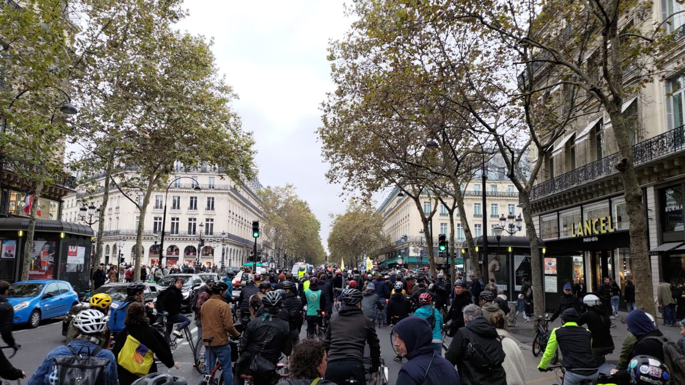 Une foule à vélo dans les rues de Paris