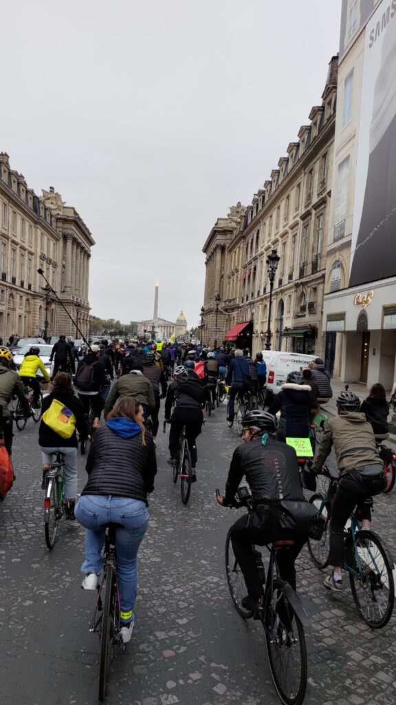 Une foule à vélo dans les rues de Paris arrivant place de la Concorde par la rue Royale