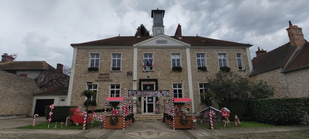 La mairie de Saint-Maurice-Montcouronne décorée pour Noël