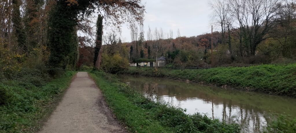 chemin de terre longeant une petite rivière