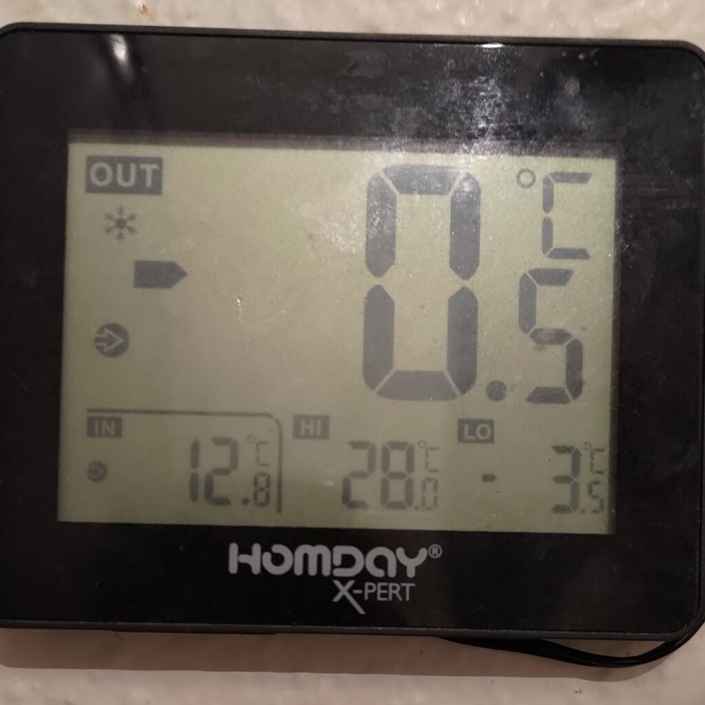 Thermomètre indiquant la température extérieure à 0;5°C avec un minimum à -3,5°C