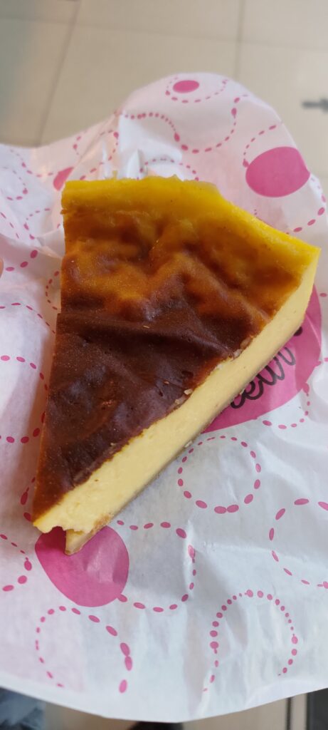 Une part de flan pâtissier sur un sac en papier de boulangerie