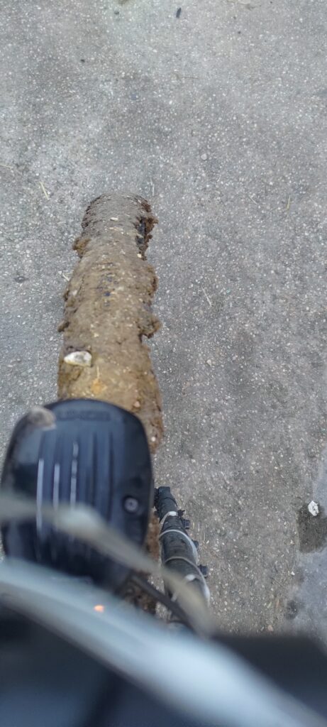 Vue subjective vers le seul du pneu avant d'un vélo totalement recouvert de boue