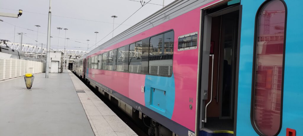 Une rame de train classique aux couleurs des Ouigo et une autre (difficile à voir) aux couleurs des trains belges