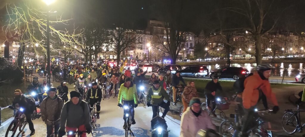 Une foule de cyclistes de nuit