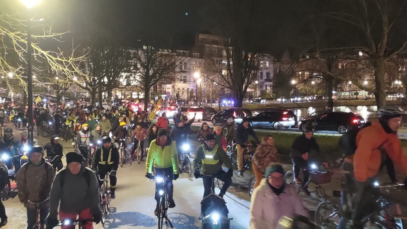 Une foule de cyclistes de nuit