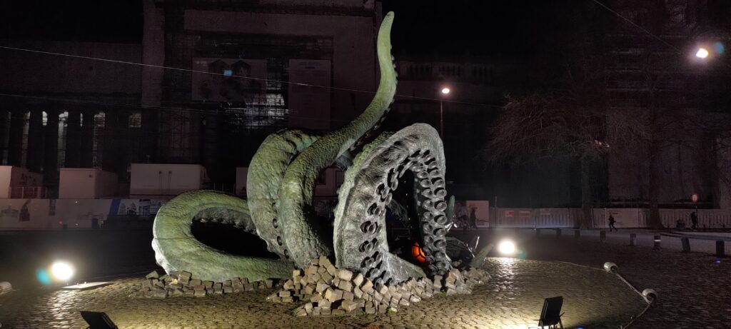 Sculpture d'une pieuvres sortant des pavés et attrapant le sous marin Nautilus
