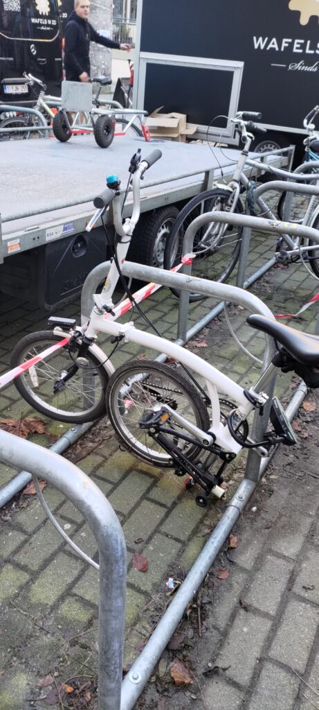 Vélo pliant attaché à un rack à vélos