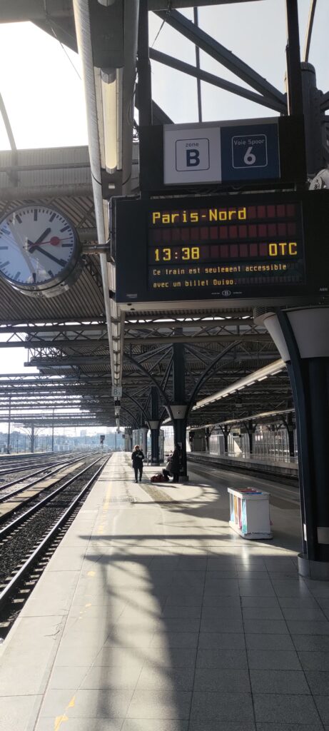 Affichage sur un quai de gare d'un train en direction de Paris-Nord en journée