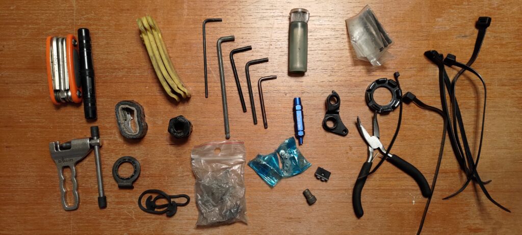 Plein d'outils pour bricoler un vélo étalés sur une table