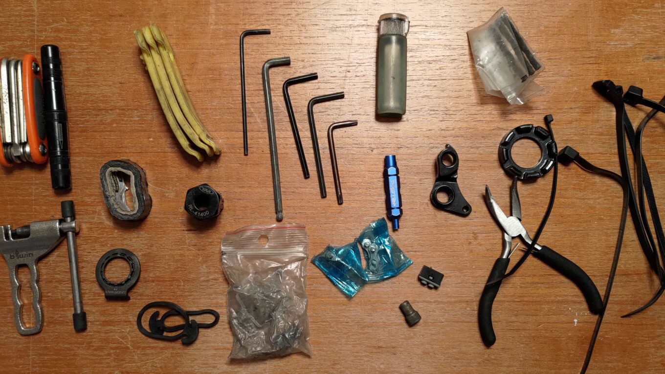 Plein d'outils pour bricoler un vélo étalés sur une table
