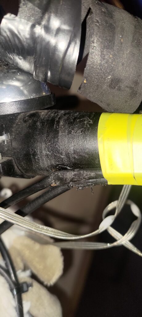 Gros plan sur le cintre d'un vélo dont la guidoline a été défaite pour constater l'écrasement des gaines de frein et dérailleur