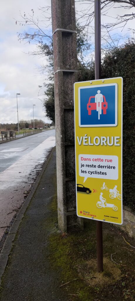 Panneau expliquant ce qu'est une vélorue en bord de route