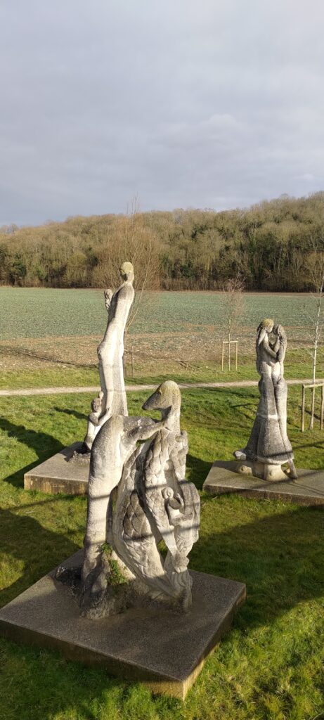 Des statues surprenantes difficiles à décrire