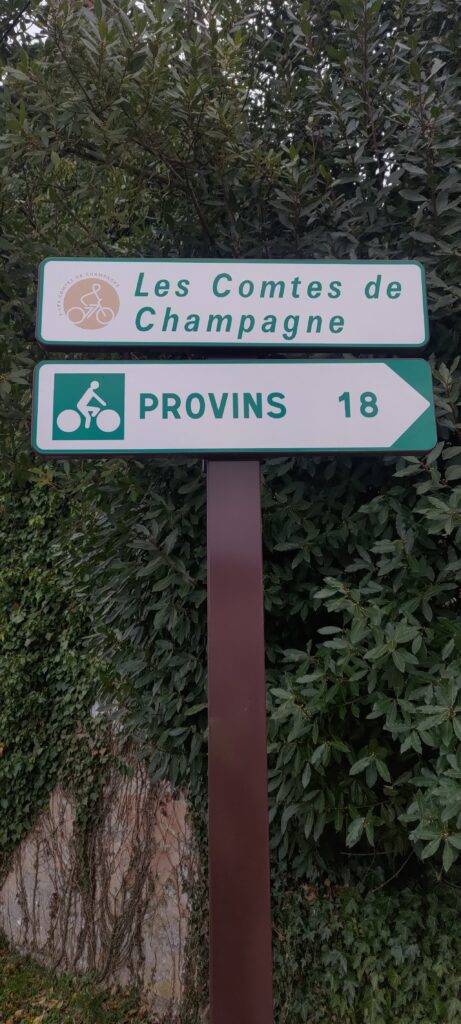 Un panneau indiquant une voie verte « Les Comtes de Champagne » et « Provins 18 km »