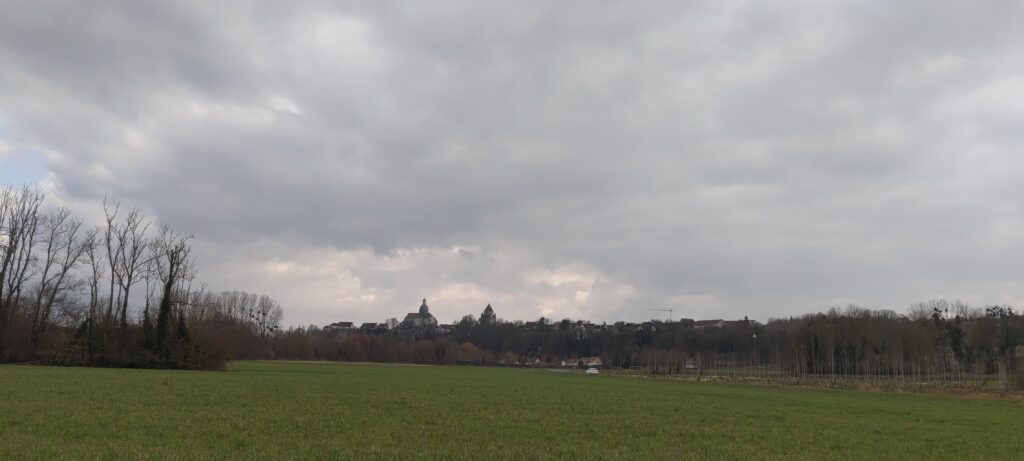 Vue au loin de Provins