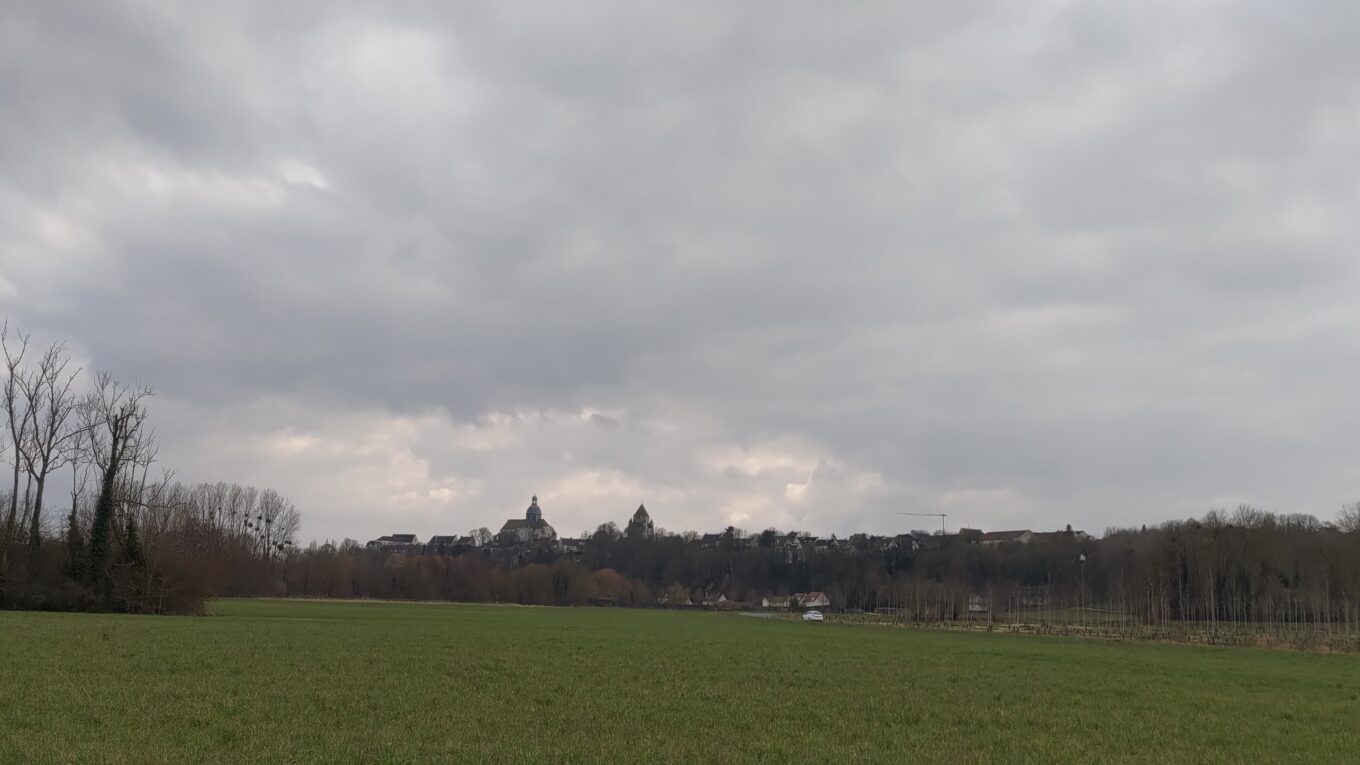 Vue au loin de Provins
