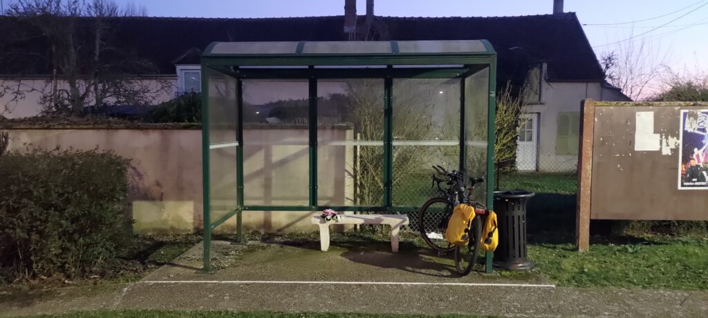 Vélo sous un abri bus de nuit