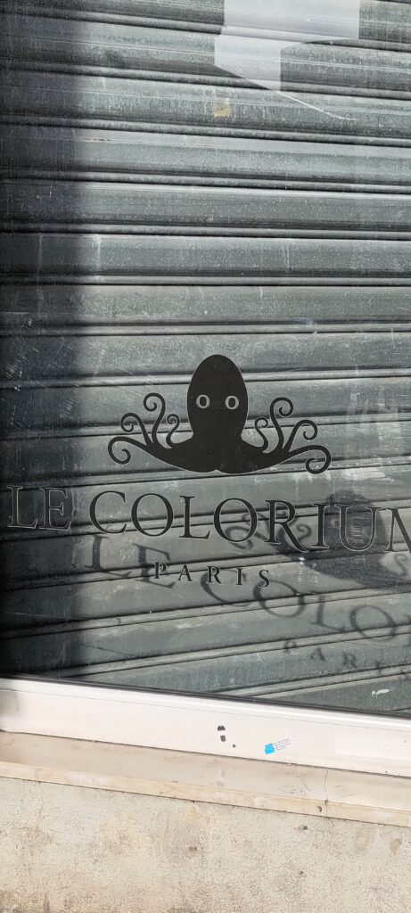 Vitrine d'une boutique avec en logo un poulpe stylisé