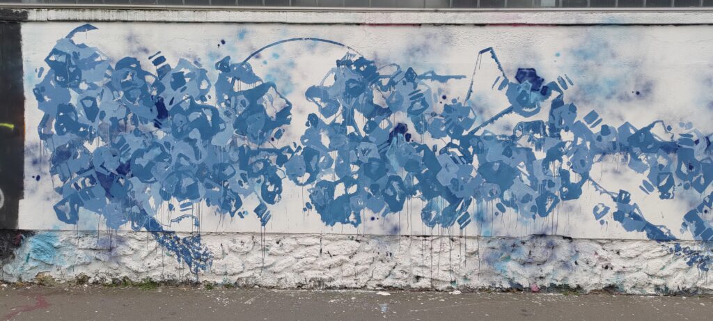 Fresque figurative en bleu sur fond blanc