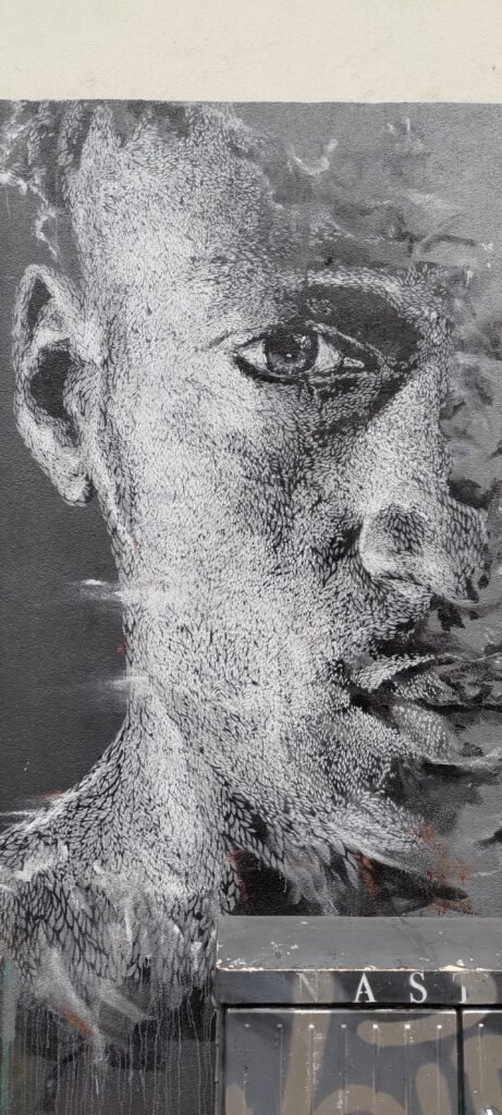 portrait d'un homme de face incomplet, visage coupé à la moitié environ, style pointilliste, visage neutre