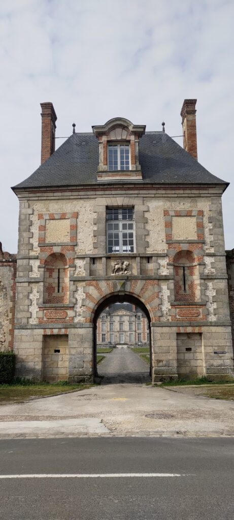 Porche d'entrée du château de Fleury-en-Bière