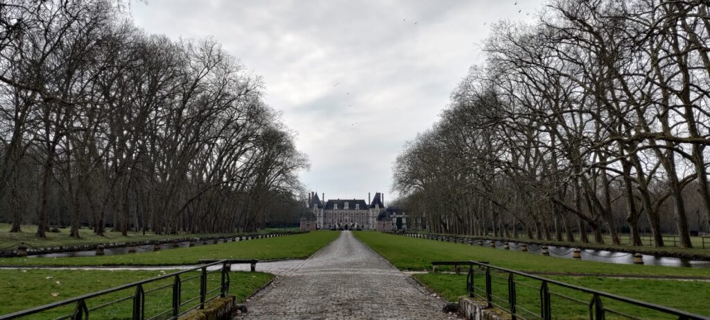Perspective sur l'entrée du château de Courances