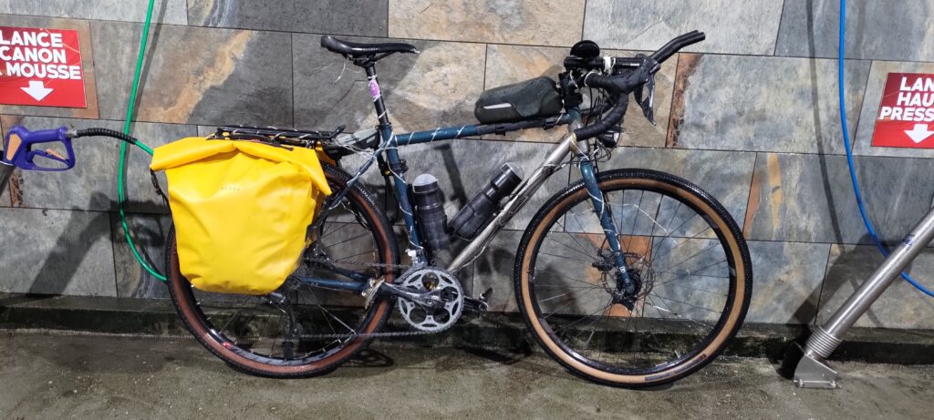 Un vélo mouillé dans une station de lavage