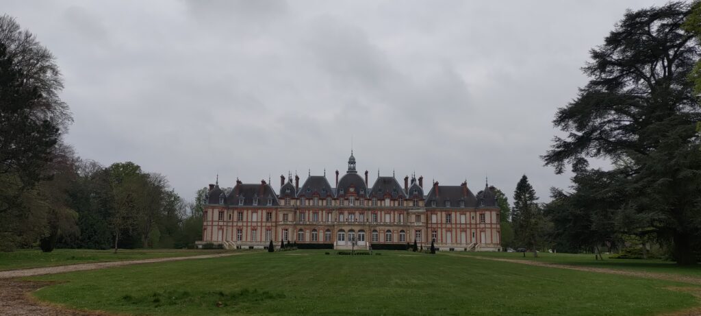 Château de Pinceloup vue sur sa façade depuis la grille