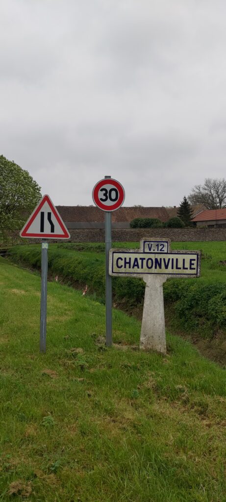 Panneau d'entrée de ville "Chatonville" en pierre