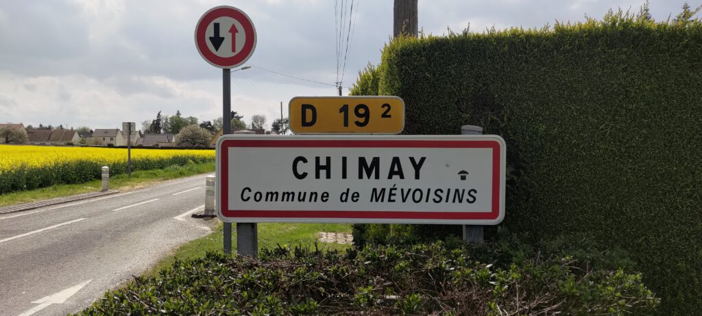 Panneau de ville moderne indiquant "Chimay"