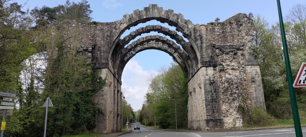 Arche en ruine de l'aqueduc de Maintenon qui passe au-dessus de la route
