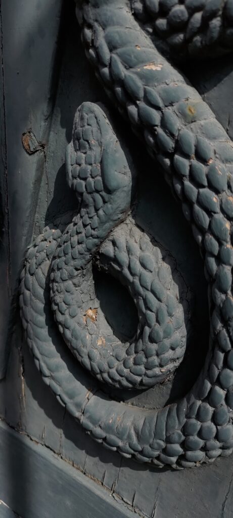 Un serpent sculpté sur une porte