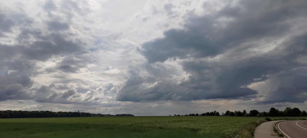 Paysage de campagne de jour au ciel très chargé
