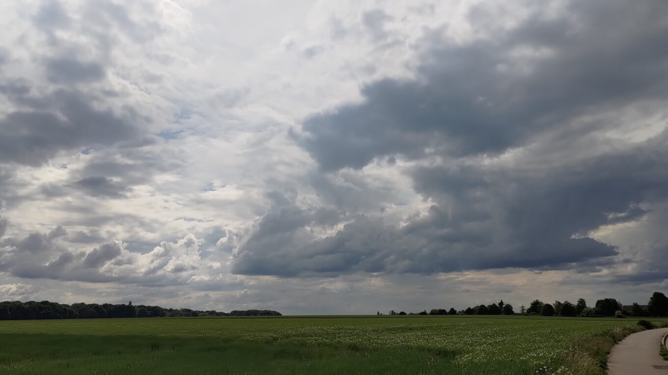 Paysage de campagne de jour au ciel très chargé