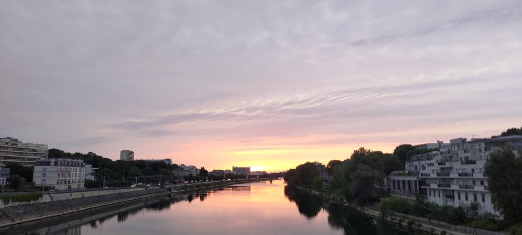 Vu du levé de soleil sur la Seine en passant sur le pont de Gennevilliers